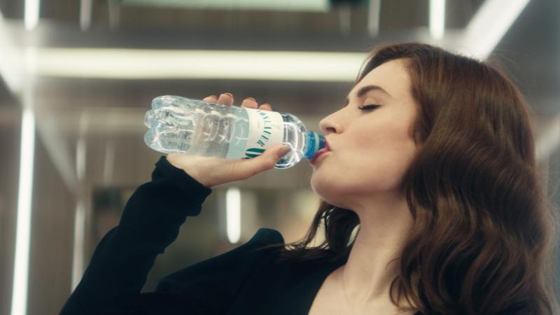 Lily James bittet zum Tanz